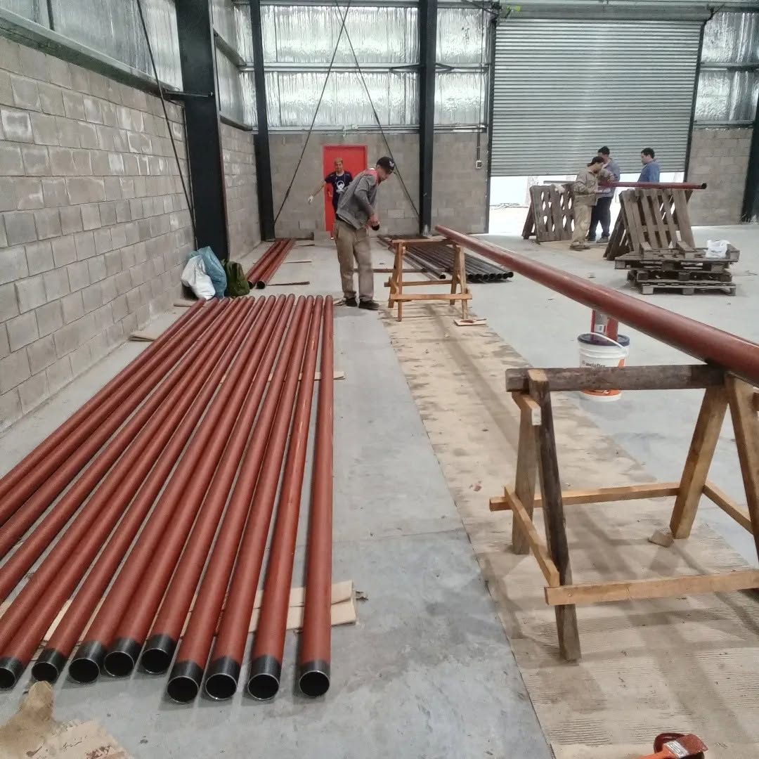 Caños contra incendio recién pintados